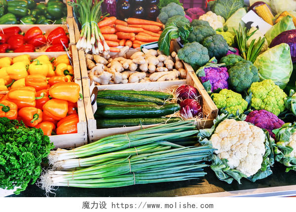 菜市场摊摊上面摆放着各种各样的蔬菜